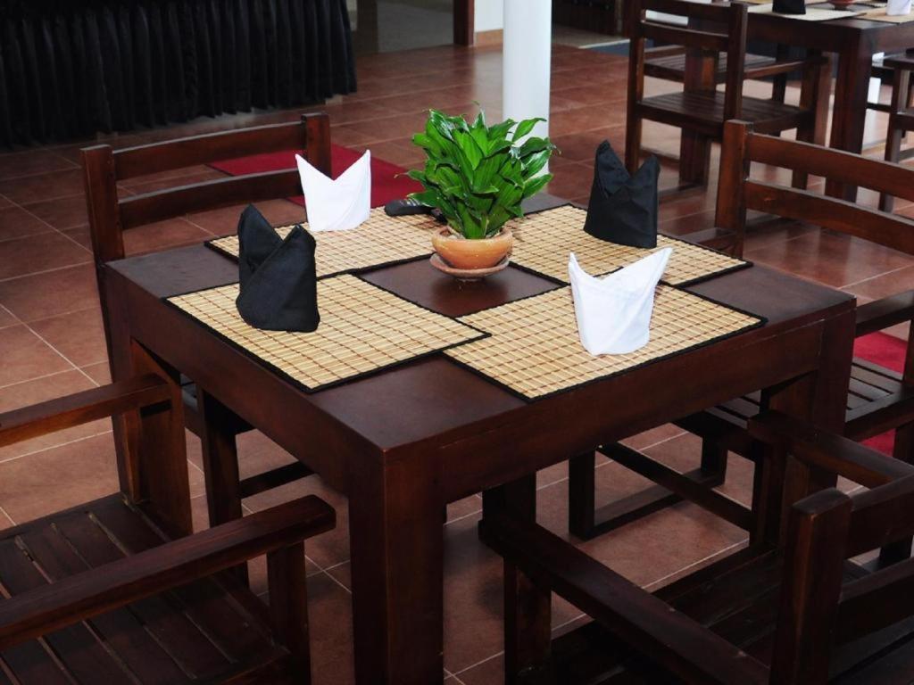 Sihilro Regency Hotel Udawalawe Buitenkant foto