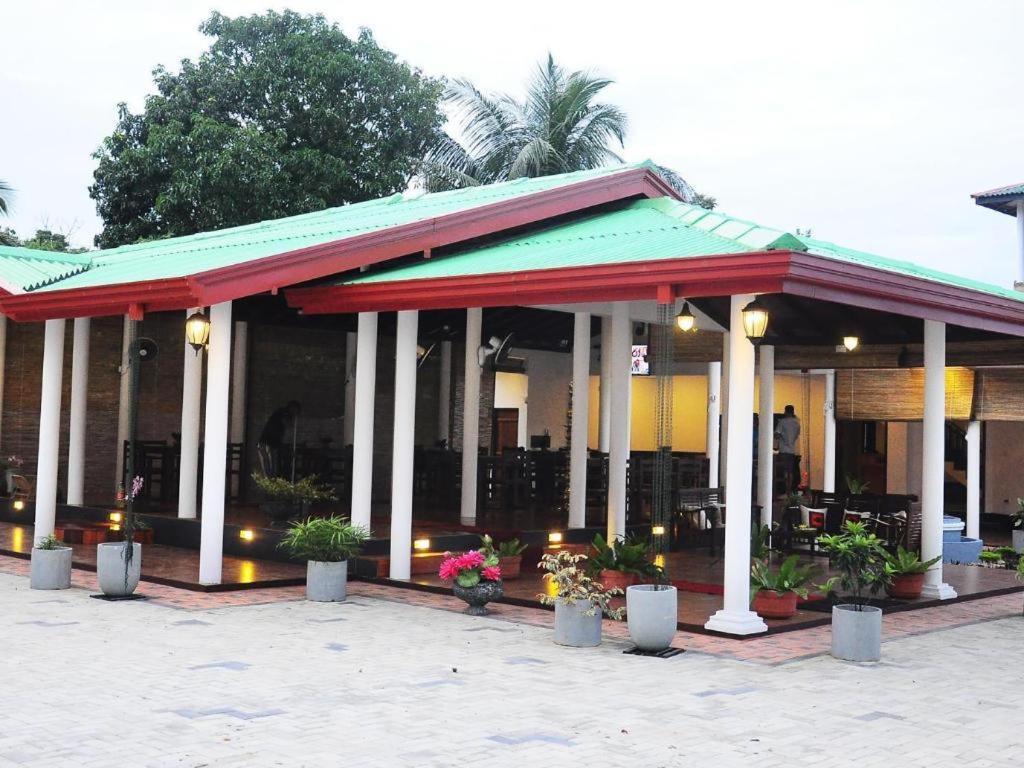 Sihilro Regency Hotel Udawalawe Buitenkant foto