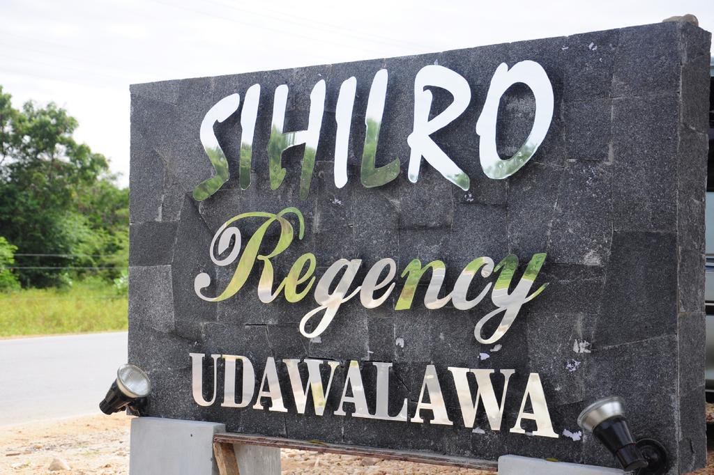 Sihilro Regency Hotel Udawalawe Buitenkant foto