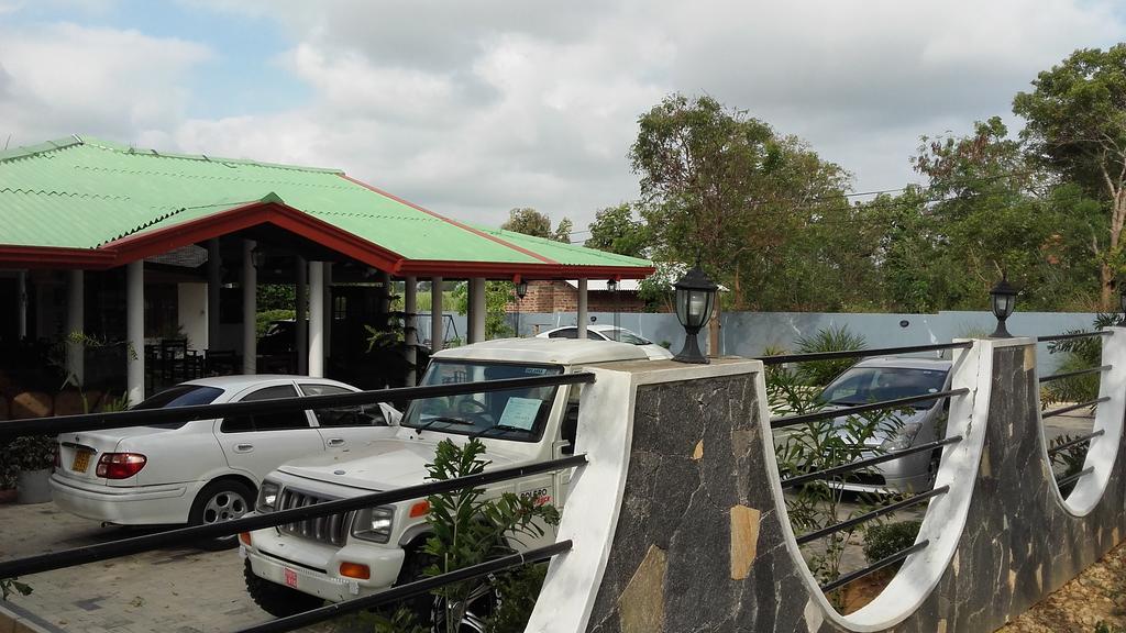 Sihilro Regency Hotel Udawalawe Buitenkant foto