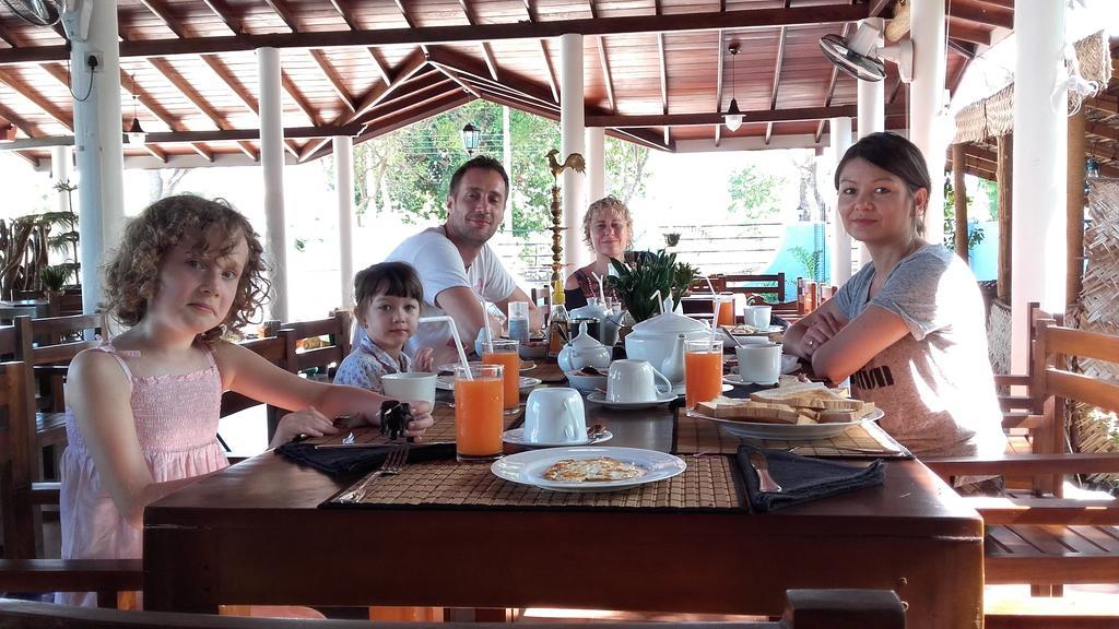 Sihilro Regency Hotel Udawalawe Buitenkant foto