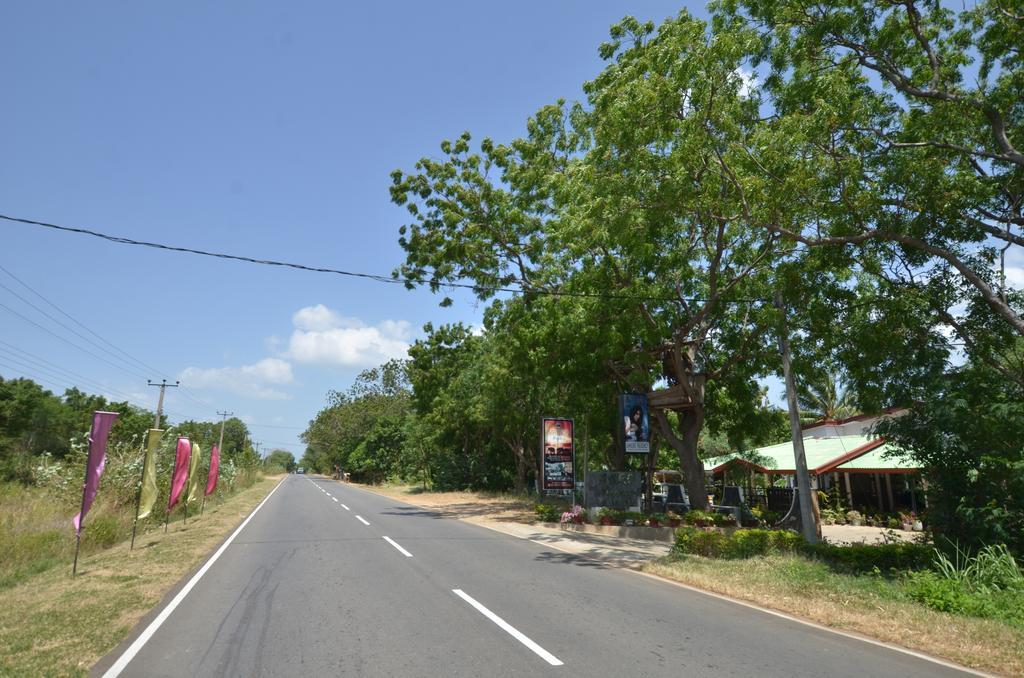 Sihilro Regency Hotel Udawalawe Buitenkant foto