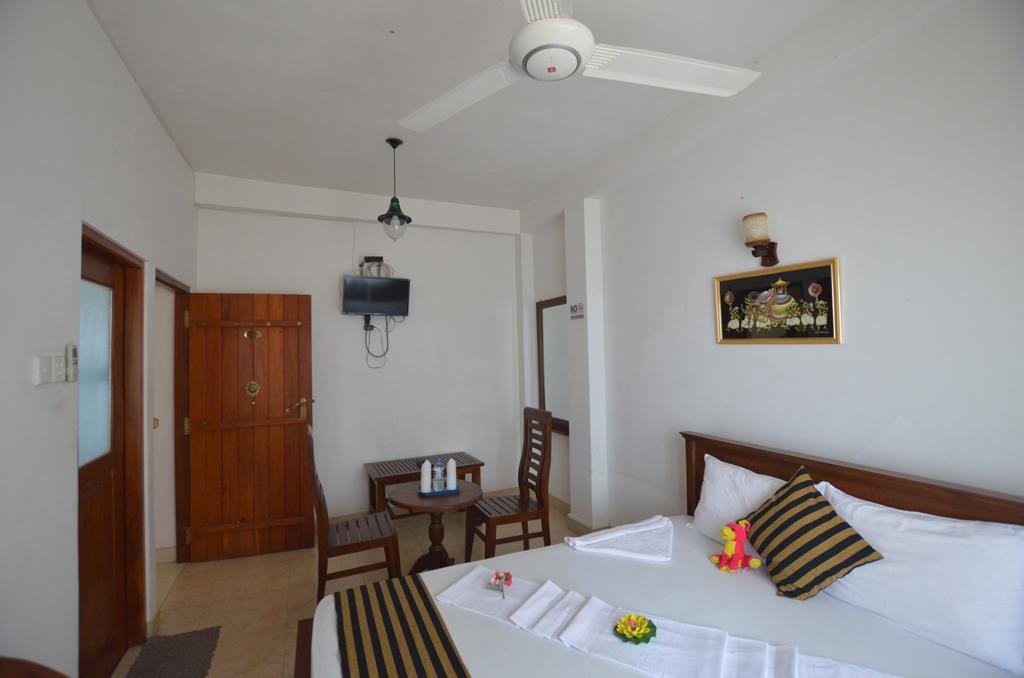 Sihilro Regency Hotel Udawalawe Buitenkant foto