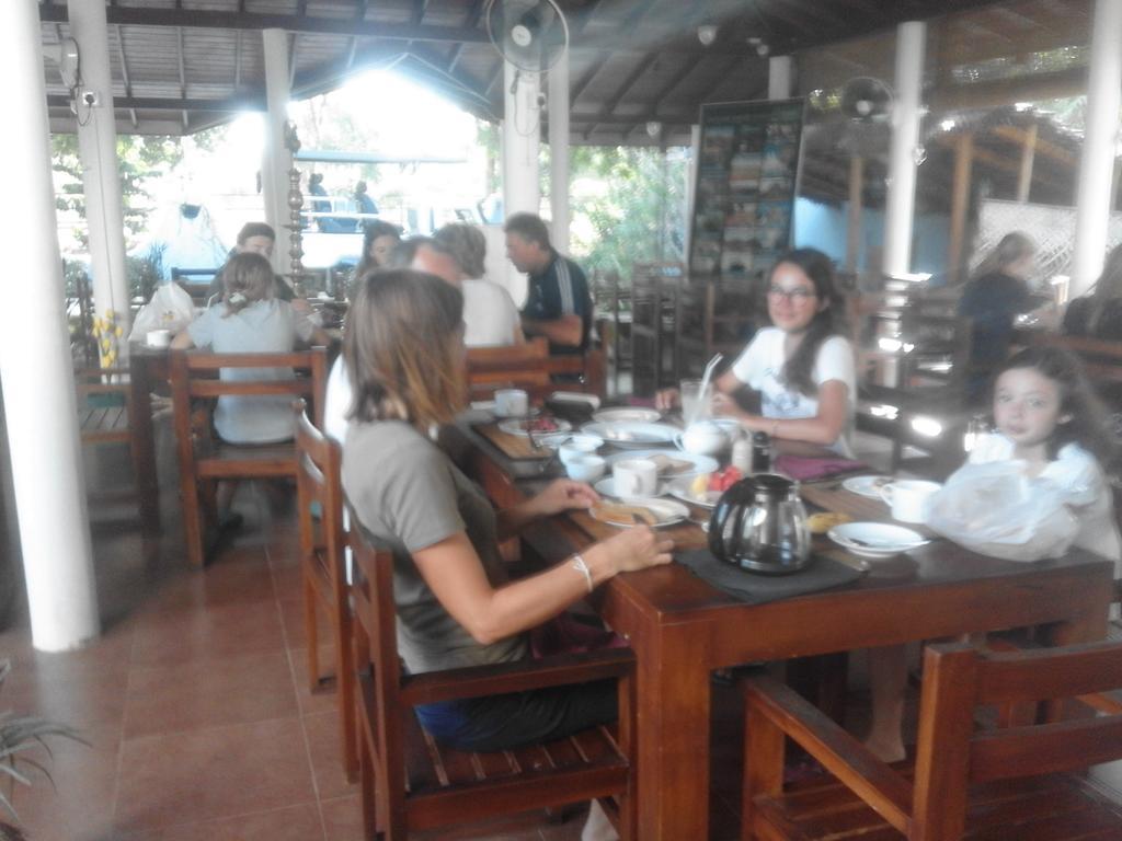 Sihilro Regency Hotel Udawalawe Buitenkant foto